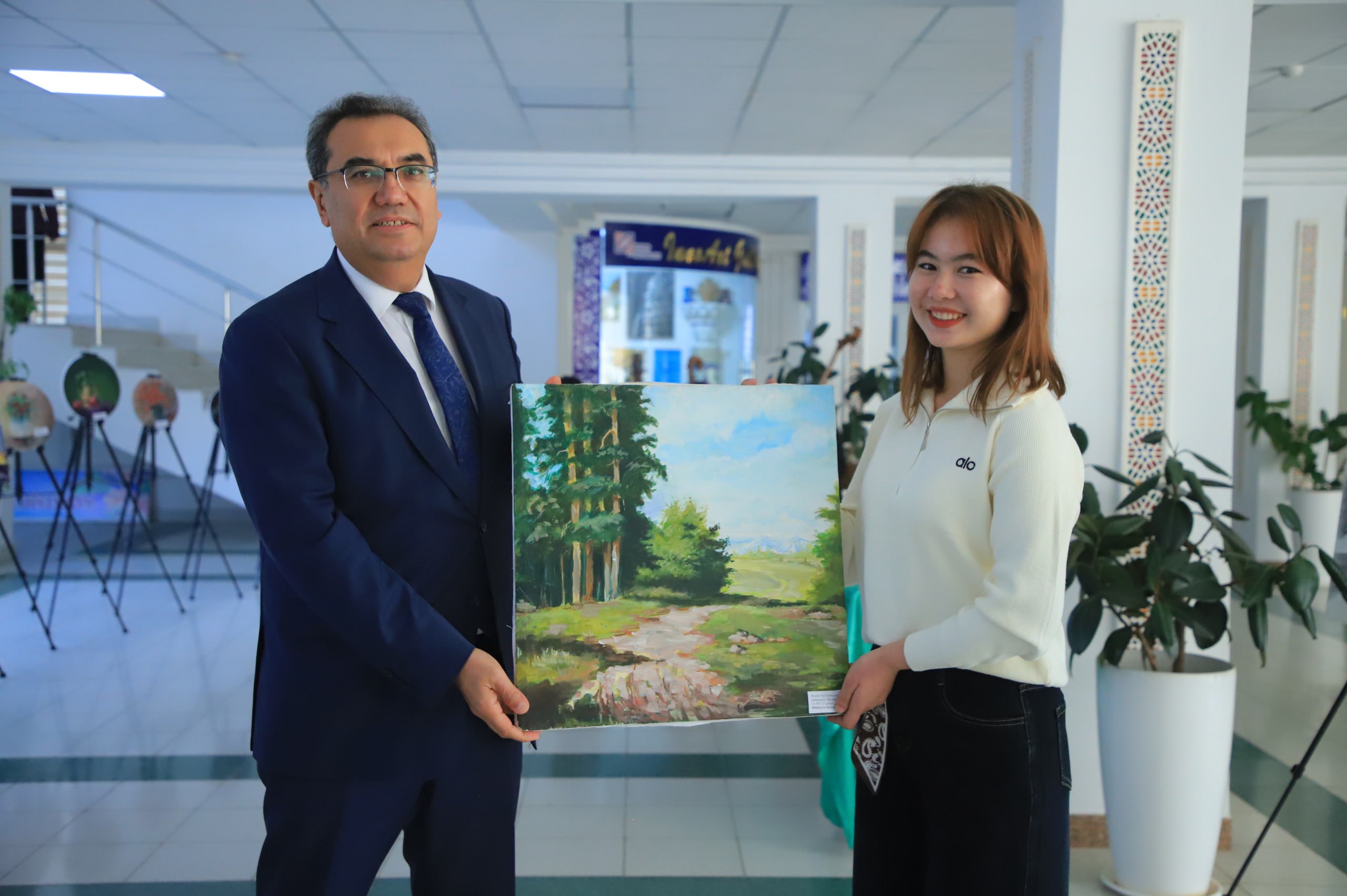 ☄️📚✅BuxDUda iqtidor sadosi: yosh rassomlar asarlari Jamoatchilikka havola etildi.